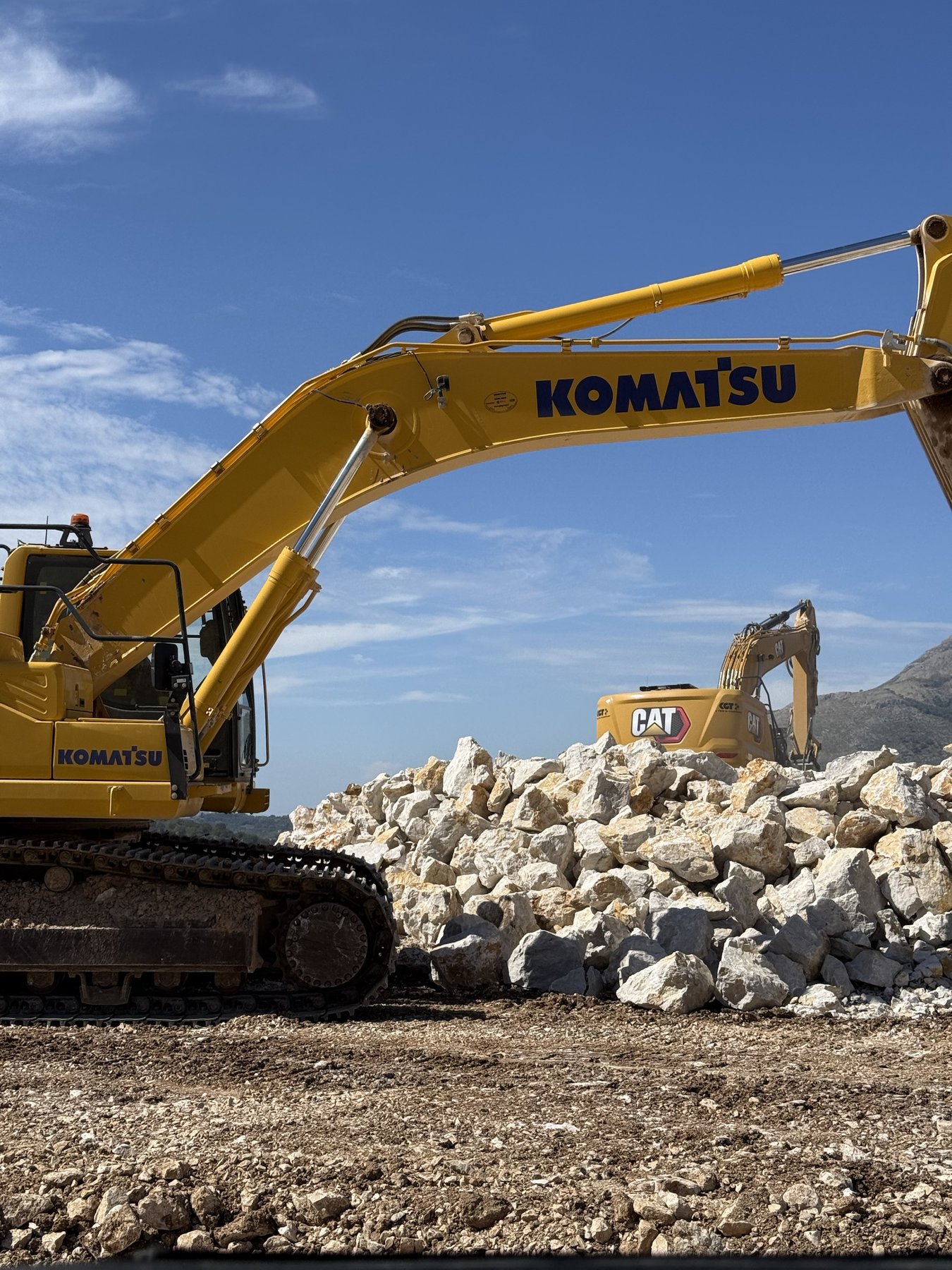 Escavatori al lavoro nella cava G.P.R. Marmi a Coreno Ausonio