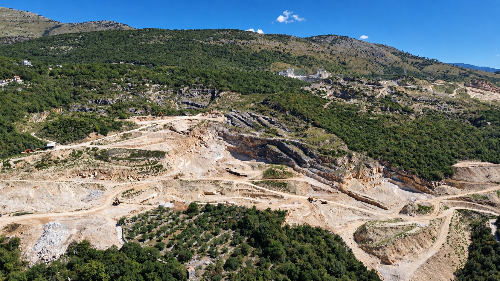 Veduta aerea d'insieme della cava G.P.R. Marmi a Coreno Ausonio